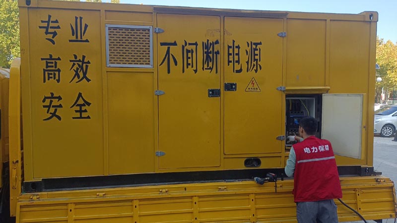 九湖镇柴油发电机组和UPS电源配合使用时，如何避免切换过程中的电力中断？